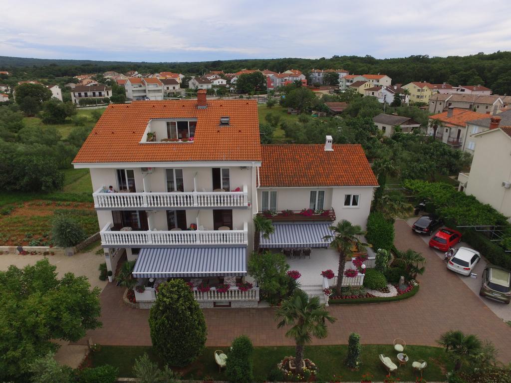 Guest House Katarina Malinska Exteriör bild